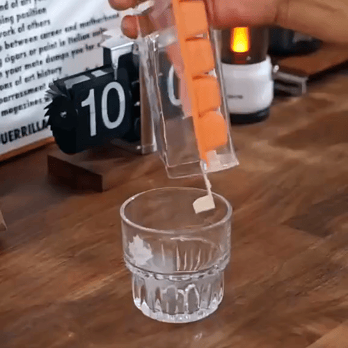 Mavoniquecosh®6 Ice Cubes in 1 Second. Zero Twist, Zero Mess.